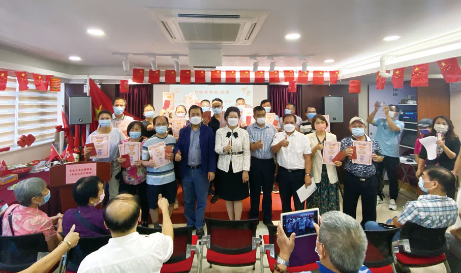 ●會長符文靜（左五），永遠榮譽會長陳閃（左六），榮譽會長、基金會主席王錄興（左四），常務副會長邢詒穎（左七）與出席的學生家長代表合影。