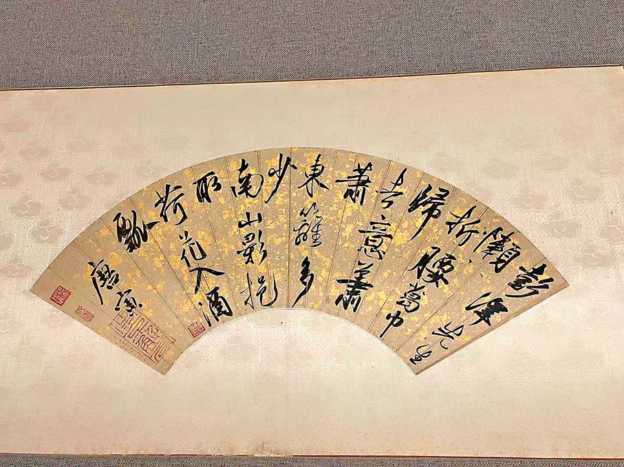 唐寅行書七絕扇面「彭澤先生懶折腰，葛巾歸去意瀟瀟。東籬多少南山影，挹取荷花入酒瓢。」