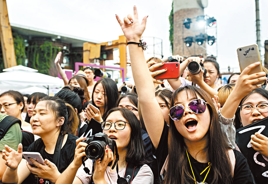 ● 不追星的人往往無法理解粉絲的行為。圖為追星族。 資料圖片
