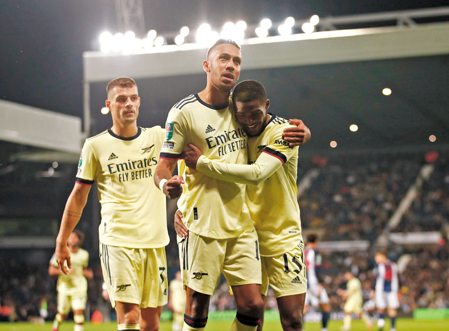 ●上季狀態低迷的奧巴美揚(中)，能否藉是役連中三元而順勢翻身？ 路透社