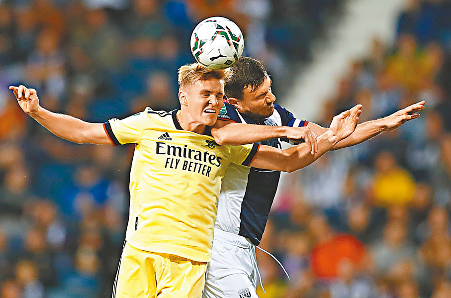 ●奧迪加特(左)重投阿仙奴首度正選登場，交出一記助攻卻又空門射失。 路透社