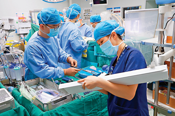 ●今年5月，河北小患者在港大深圳醫院接受了「磁力可控延長鈦棒」植入手術，成為「港澳藥械通」從香港引入醫療器械的首名受益者。 資料圖片