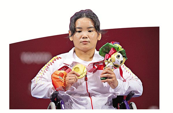 ●郭玲玲用金牌慶祝自己32歲生日。 新華社