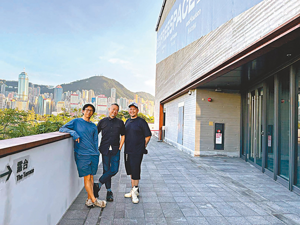 ●（左起）林奕華、伍宇烈與劉祺豐，在西九自由空間外尋找「大觀園」。   攝影：尉瑋