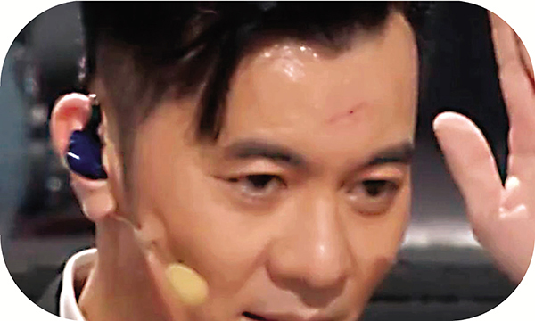 ●梁漢文額頭流血。