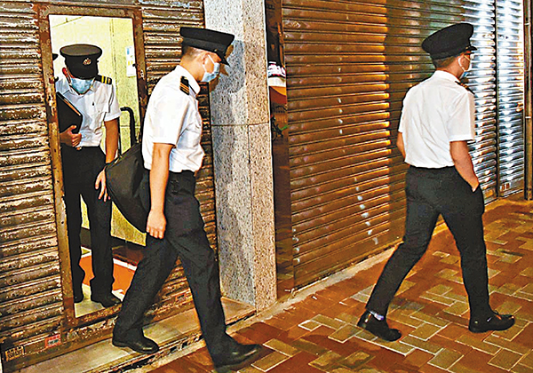 ●朱江瑋前晚在辦事處舉辦電影放映會，被食環署「放蛇」揭發違反「限聚令」票控47人。