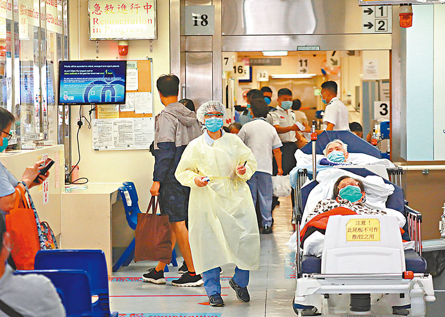 ●行政會議成員林正財強調,並非完全免試,可有效確保醫生水平。圖為公院醫護正在工作。 資料圖片