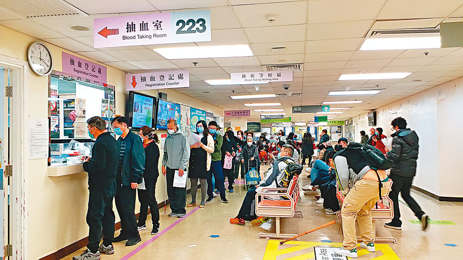 ●香港公營醫療服務已超負荷,彭鴻昌指若能引入海外及內地醫生來港,可紓緩醫療壓力。圖為公院門診大排長龍。 資料圖片