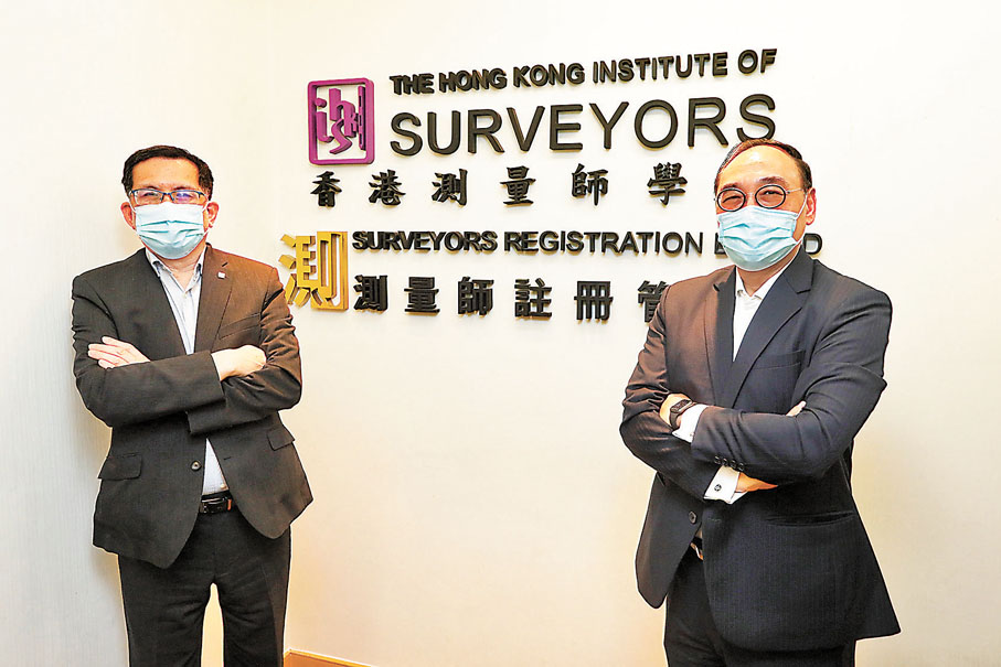 ●香港測量師學會會長鄧海坤（左）和香港測量師學會內地事務委員會主席兼前會長賴旭輝（右）認為，香港測量師界在銜接內地方面，仍有改善空間。 香港文匯報記者  攝