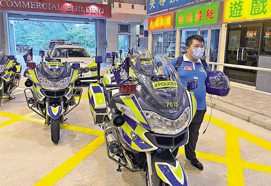 ●警隊護送隊的警用摩托車陣吸引不少參與者合照留念。香港文匯報 記者 攝