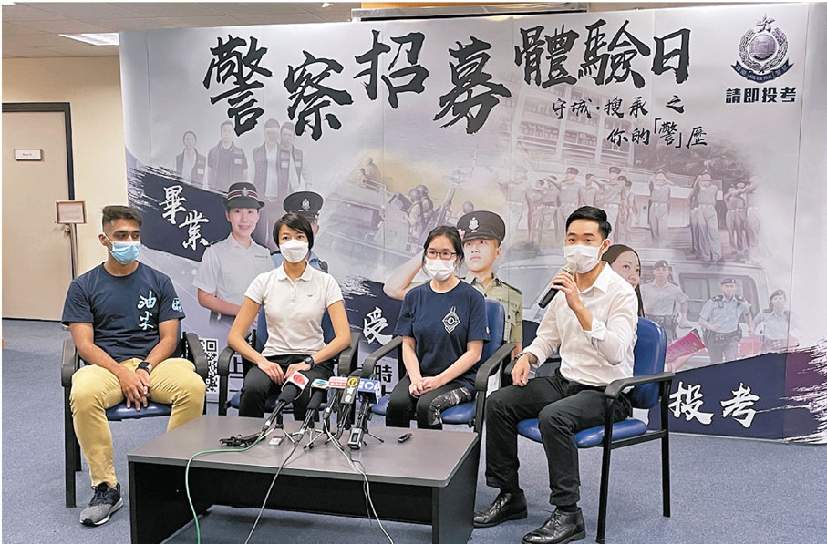 ●退役乒乓球精英運動員鄺啟軒（右一）指警隊價值觀和特質與運動員相似。另一為參加者Kayley（左二）則計劃投考見習督察。 香港文匯報記者 攝