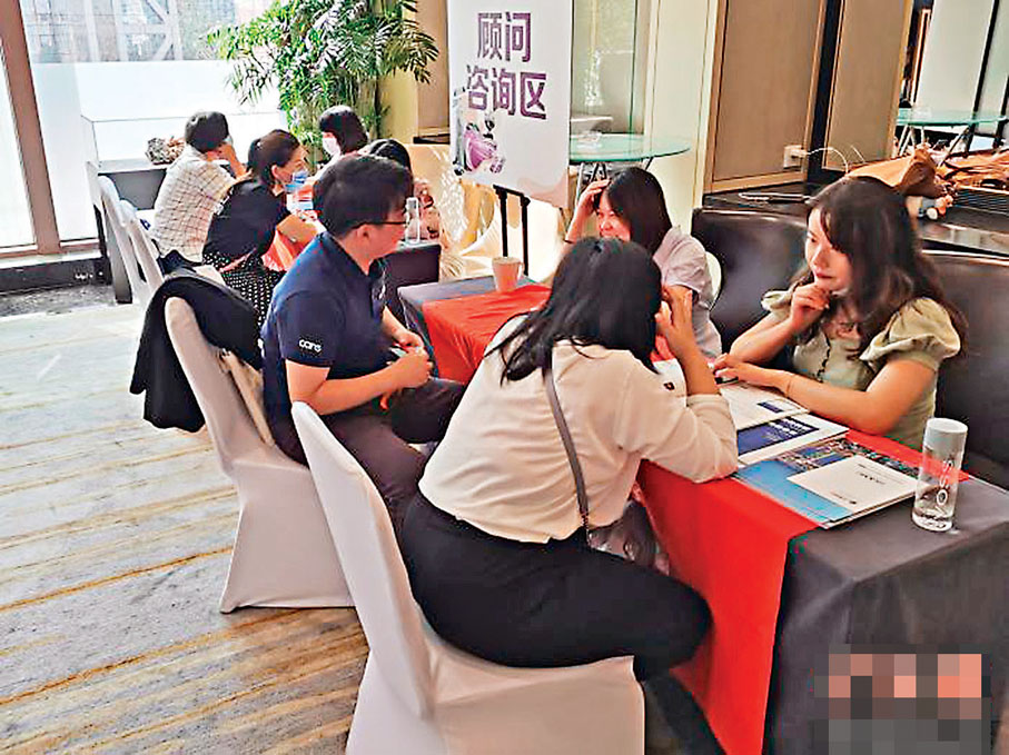 ●內地生赴港求學升溫。圖為日前在北京一赴港求學諮詢現場，學生及家長與留學顧問交流諮詢。 網上圖片