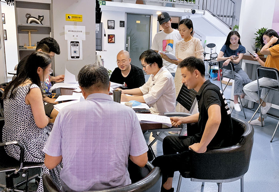 ●冠聲文化的配音演員正在進行圍讀。  受訪者供圖