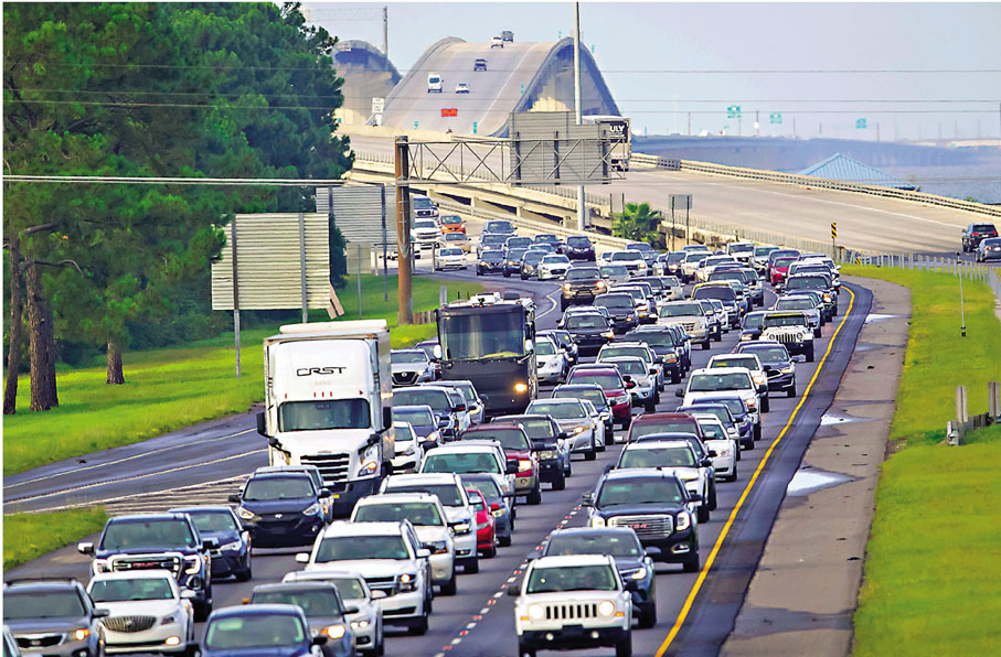●居民匆匆駕車撤離。 美聯社
