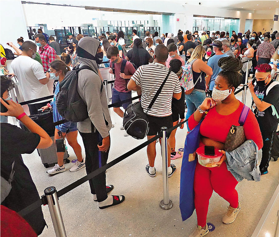 ●不少人在機場等候離開新奧爾良。 法新社