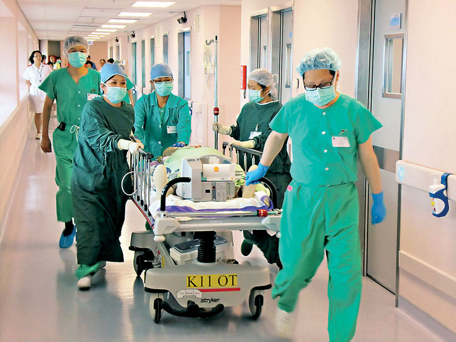 ●特區政府再次提出修訂《醫生註冊條例》，建議讓在指定境外醫學院畢業的香港永久性居民，在回港服務公營醫療機構滿指定年期後，可豁免考取執業試，正式取得執業資格。圖為本地公院醫生。