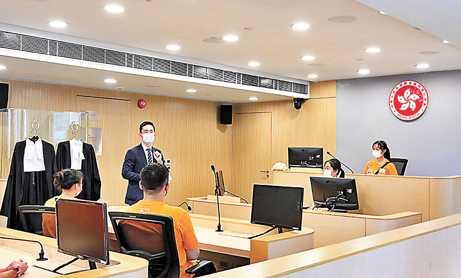 ●學生參觀模擬法庭。 律政司司長網誌圖片