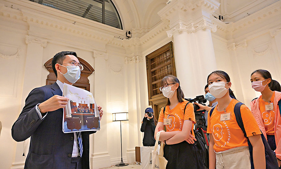 ●學生參觀前法國外方傳道會大樓。 律政司司長網誌圖片