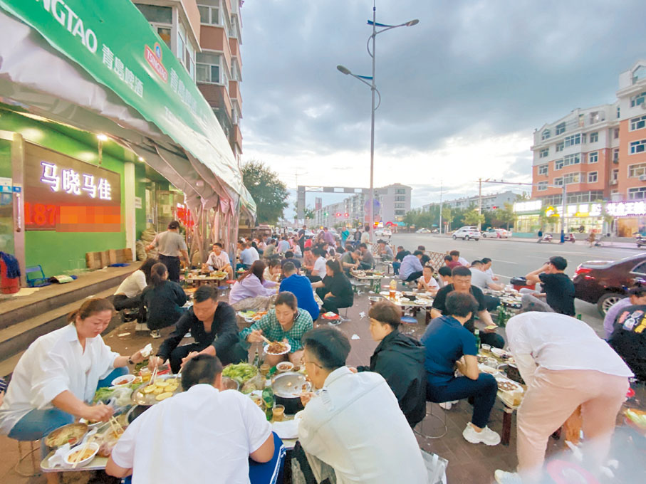 ●所有到齊齊哈爾旅遊的遊客，只要到齊齊哈爾吃一頓飯，就會選擇吃一頓烤肉。 香港文匯報記者于海江 攝