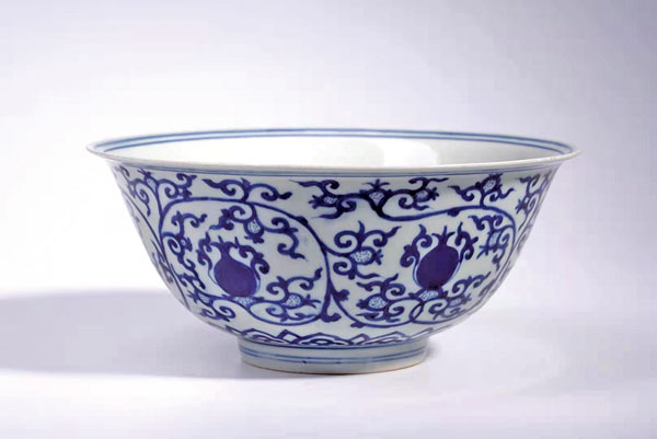 ■明萬曆青花纏枝石榴紋大碗