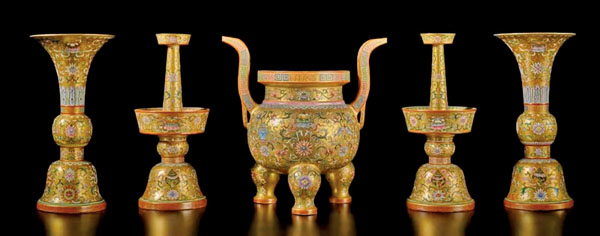 ■紐約蘇富比乾隆  金地粉彩纏枝蓮八吉祥紋五供一套