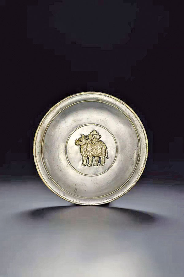 ■紐約佳士得唐 局部鎏金犀牛紋盤