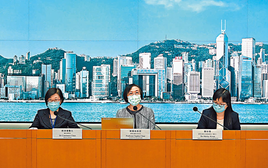 ●食衞局局長陳肇始（中）及副秘書長（衞生）關如璧（右）、衞生署署長陳漢儀（左）就修訂醫生註冊條例草案作說明。