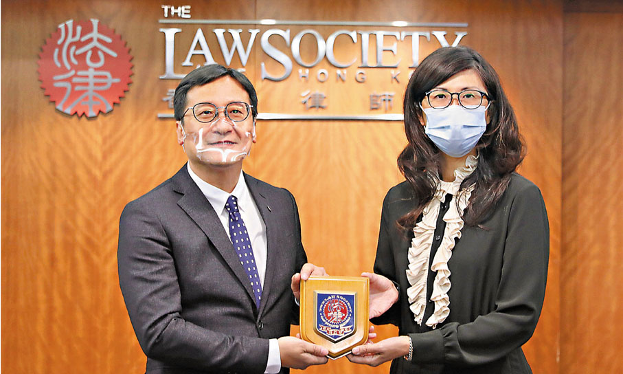 ●卸任會長彭韻僖（右）對新任會長陳澤銘（左）充滿信心。 大公文匯全媒體記者  攝