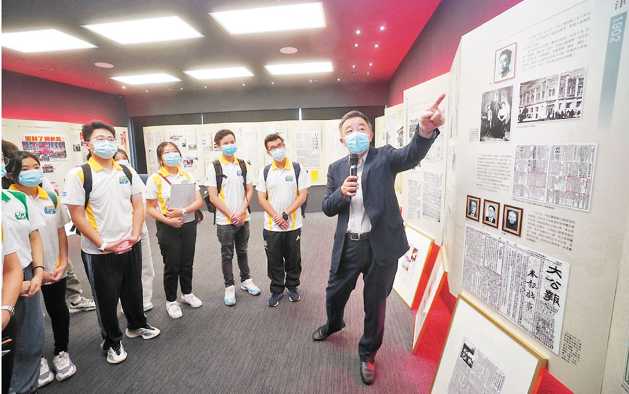 ●邊界區少年警訊十多名成員日前到訪大文集團，集團副董事長姜亞兵介紹兩報歷史。 大公文匯全媒體記者  攝