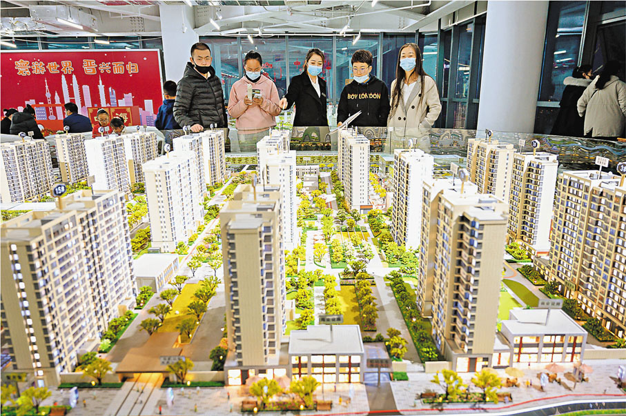 ●住建部表示要下決心下力氣解決大城市新市民、青年人住房問題。圖為民眾早前在一房地產售樓部看樓盤。 　資料圖片