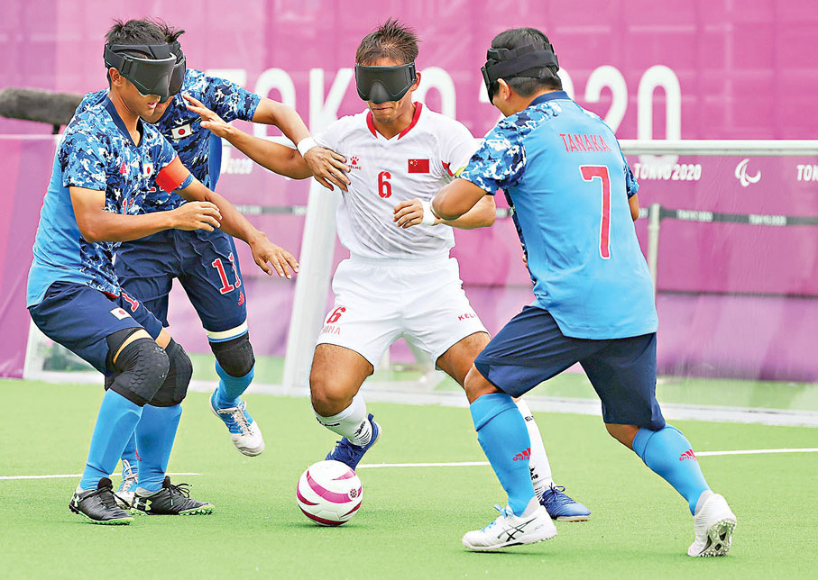 ●中國隊員（白衫）遭日本隊圍堵。路透社