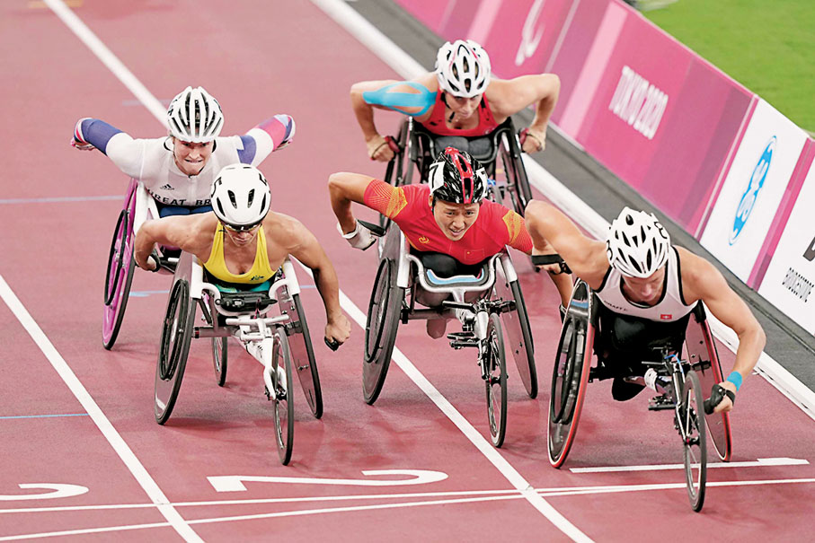 ●周洪轉（前中）在田徑女子800米T53級決賽中獲得亞軍。