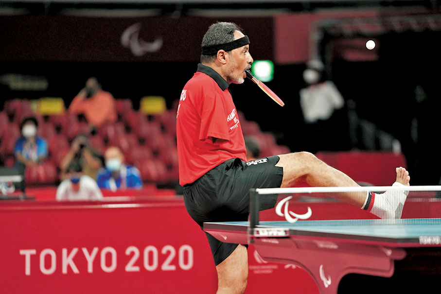 ●埃及選手哈馬托用嘴和腳來打乒乓球實在不簡單，需花很大苦功練成。