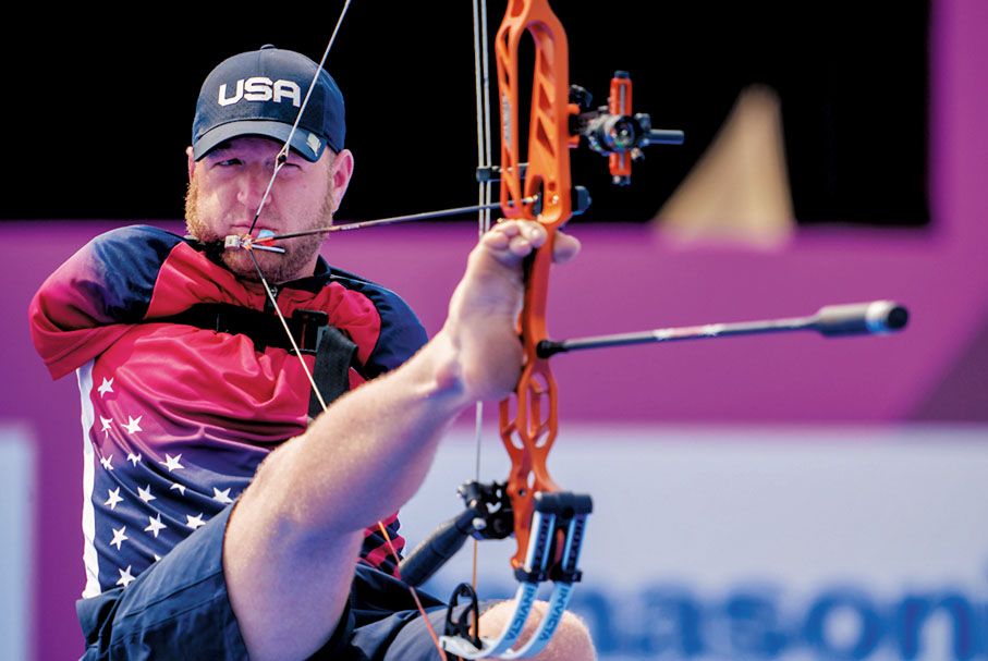 ●來自美國的射箭運動員Matt Stutzman沒有雙臂，以腳射箭。 美聯社