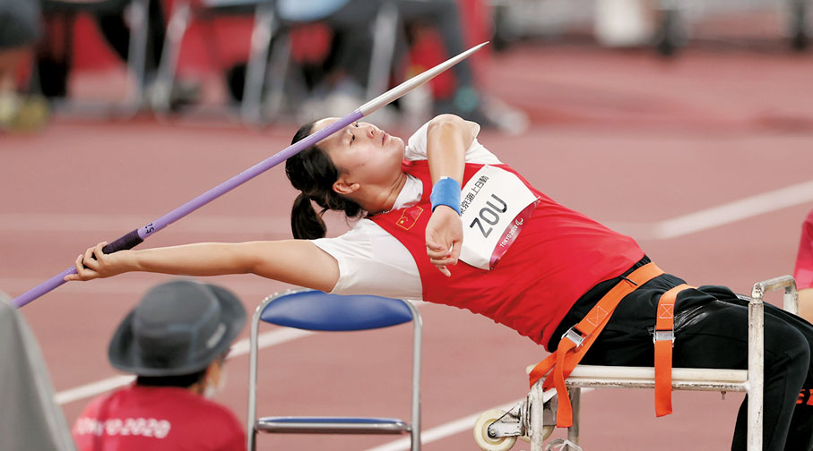 ●下肢殘疾的鄒莉娟奪得標槍F34級決賽冠軍。