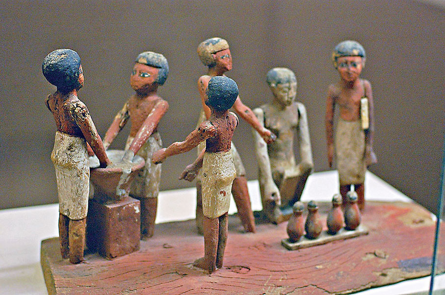 ● 古代埃及已有釀製啤酒的記載。圖為展示埃及人釀製啤酒的模型。 網上圖片