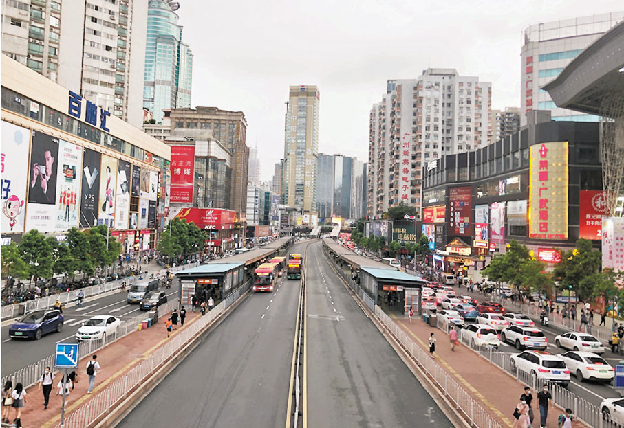 ●新政策加強粵港澳規劃行業交流，亦促進三地城市規劃和管理的互補發展。圖為廣州規劃建設的BRT快速公交。 方俊明  攝