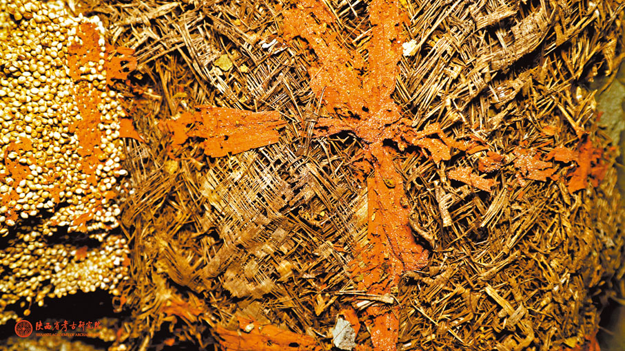 ●圓柱形的編織物口袋內的糧食保存良好。