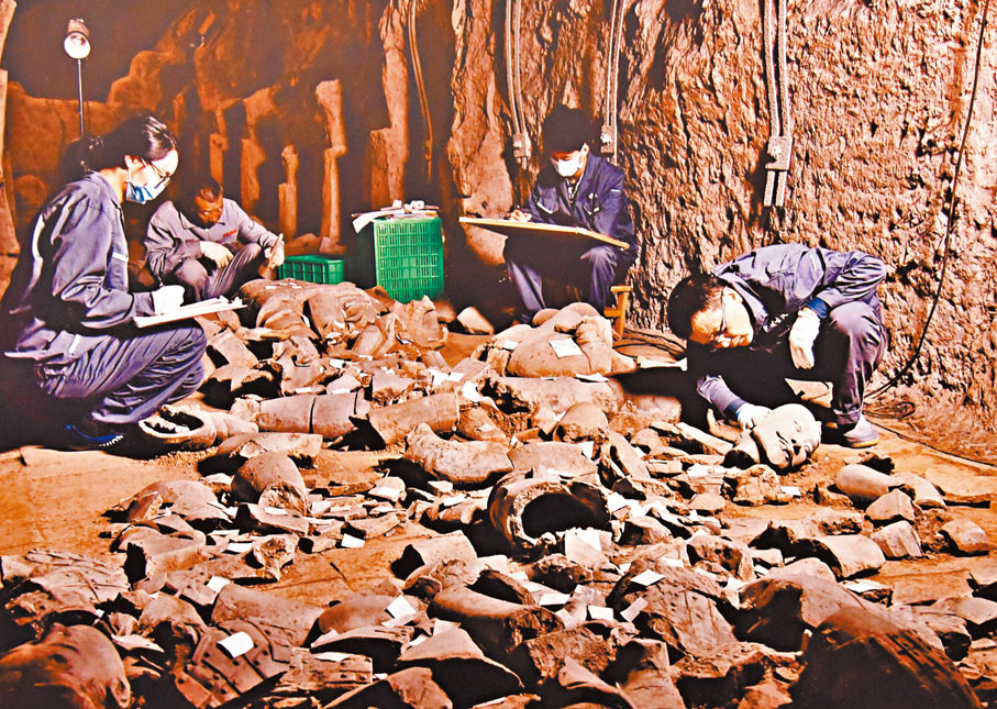 ●秦俑出土時的情景。
