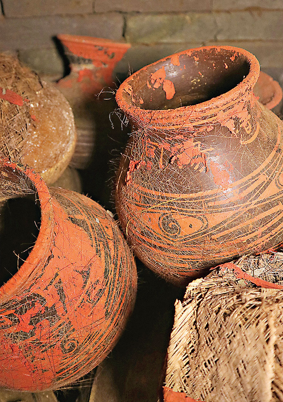 ●彩繪陶器頸部可見朱書的紀年文字。