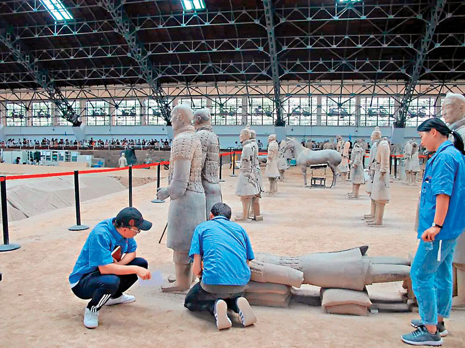 ●中英團隊攜手研究秦俑製作。