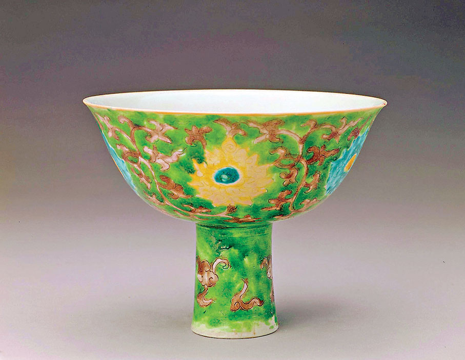 ●明正德素三彩纏枝蓮紋高足碗。圖片來源：故宮博物院