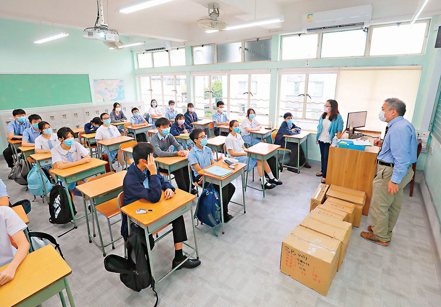 ●創知中學中六級接種率達68%，計劃率先為中六生申請全日回校上課。 香港文匯報記者  攝