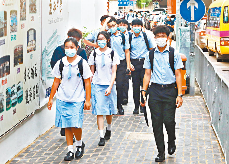 ●疫情下，學子戴着口罩回校。香港文匯報記者  攝