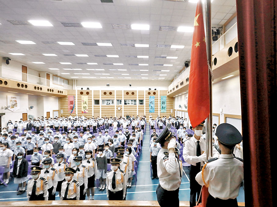 ●創知中學在昨天開學日舉行升旗禮，盼以多元方式培育學生國民身份認同。香港文匯報記者  攝