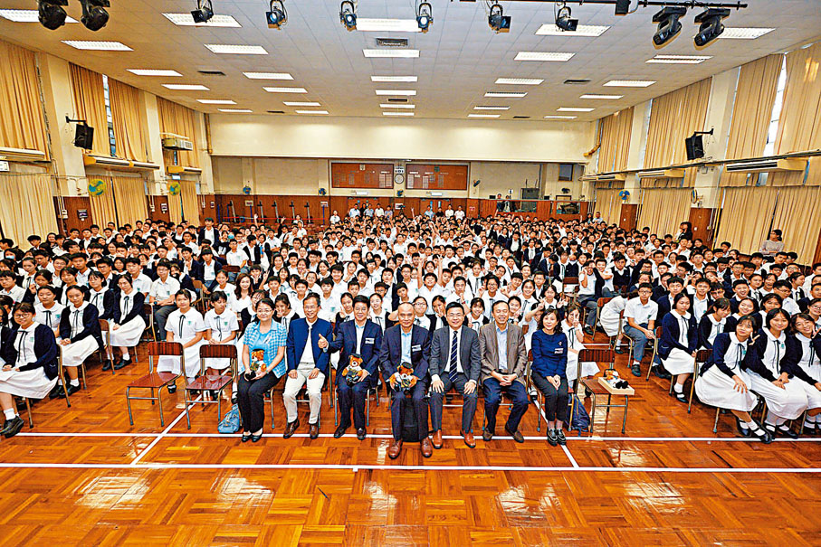 ●本港約200名青年學生、科研工作者、科創企業家今日將與3名航天員展開「天地對話」。圖為前年培僑中學師生參加「嫦娥工程科學家講座」。 資料圖片