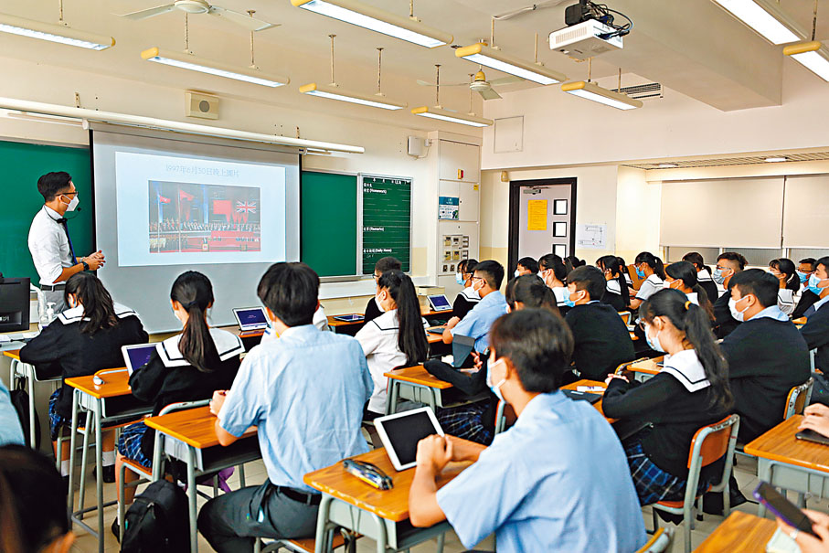 ●黎國詔老師為同學們講解香港問題的由來。 香港文匯報記者 攝