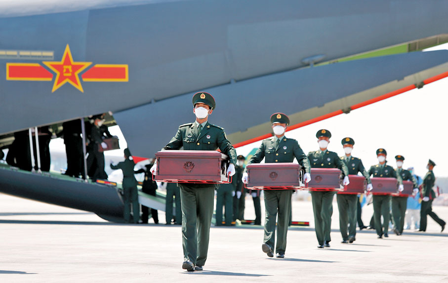 9月2日，在瀋陽桃仙國際機場，第八批在韓中國人民志願軍烈士遺骸由中國空軍專機護送從韓國接回遼寧瀋陽。中新社