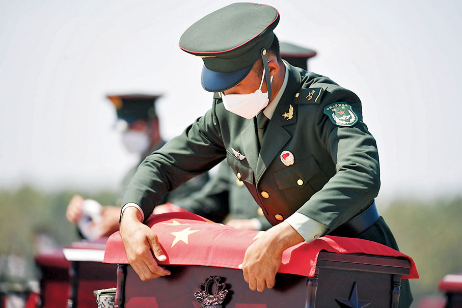 9月2日，在瀋陽桃仙國際機場，禮兵在殮放志願軍烈士遺骸的棺槨上覆蓋國旗。新華社