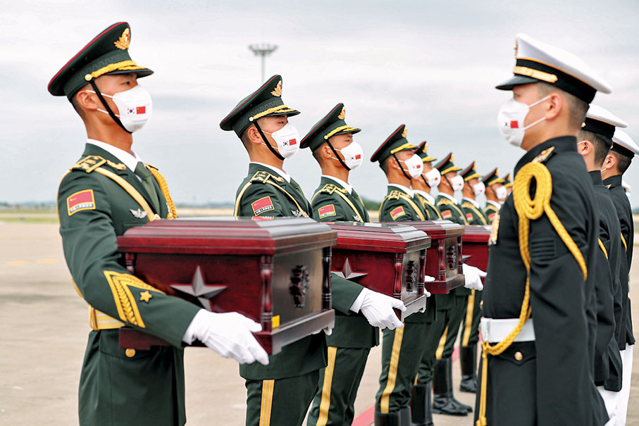 ●9月2日，在韓國仁川國際機場，中國人民解放軍禮兵（左）從韓方接過中國人民志願軍烈士棺槨。 新華社